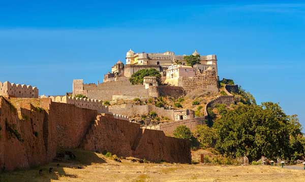 One Way Kumbhalgarh Fort and Jain Temple Tour from Udaipur